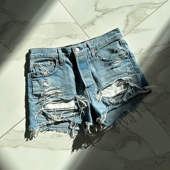 LEVIS 501 shorts vintage distressed size 25 but fit like a 26, see measurements - Picture 2 of 12